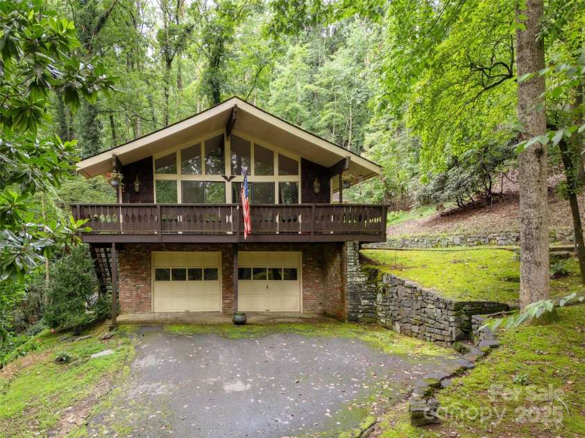 25 Iroquois Drive, Hendersonville, NC 28791.  MLS# CAR4292105, YatesRealty ID 33095. 