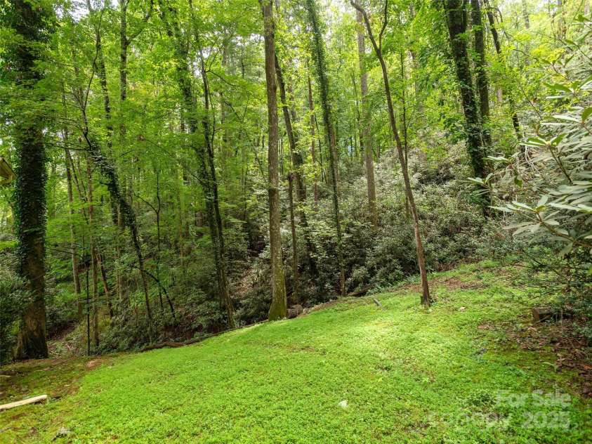 25 Iroquois Drive, Hendersonville, NC 28791.  MLS# CAR4292105, YatesRealty ID 33095. 