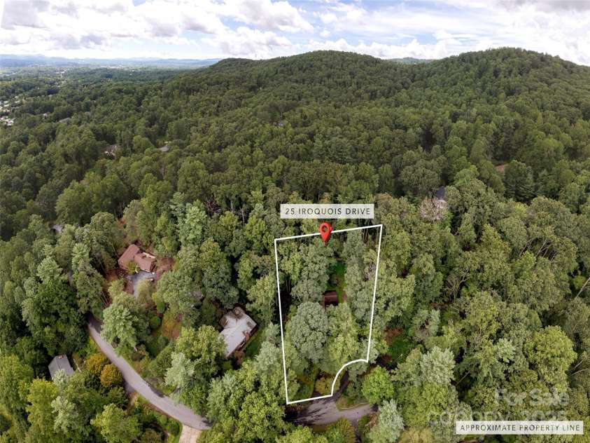 25 Iroquois Drive, Hendersonville, NC 28791.  MLS# CAR4292105, YatesRealty ID 33095. 