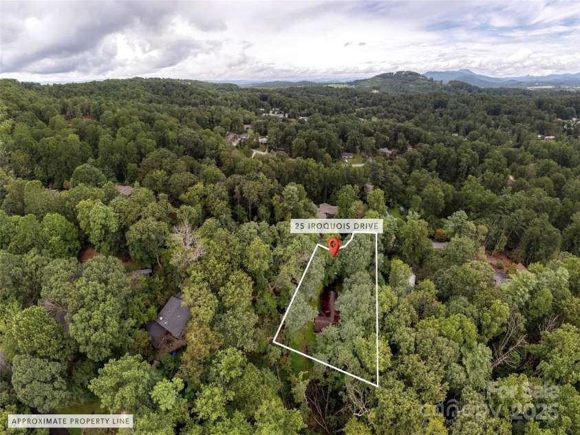 25 Iroquois Drive, Hendersonville, NC 28791.  MLS# CAR4292105, YatesRealty ID 33095. 