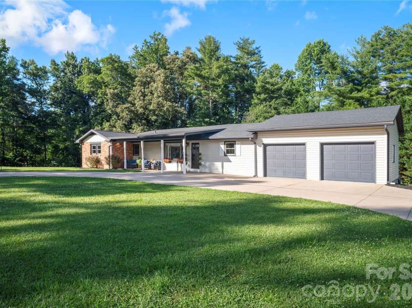 98 Pinecrest Lane, Hendersonville, NC 28739.  MLS# CAR4396564, YatesRealty ID 33095. 