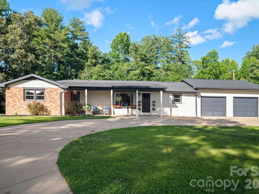 98 Pinecrest Lane, Hendersonville, NC 28739.  MLS# CAR4396564, YatesRealty ID 33095. 