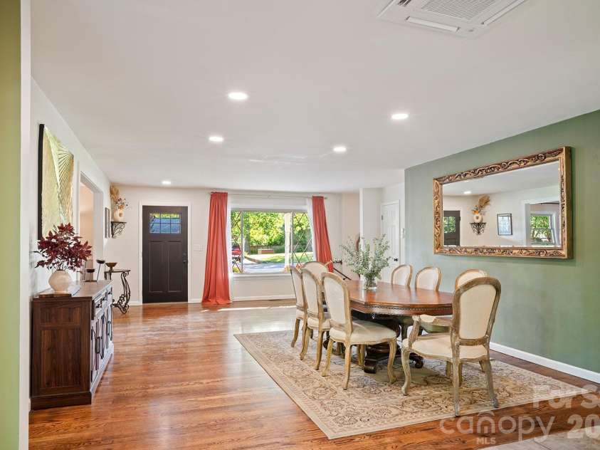 98 Pinecrest Lane, Hendersonville, NC 28739.  MLS# CAR4396564, YatesRealty ID 33095. 
