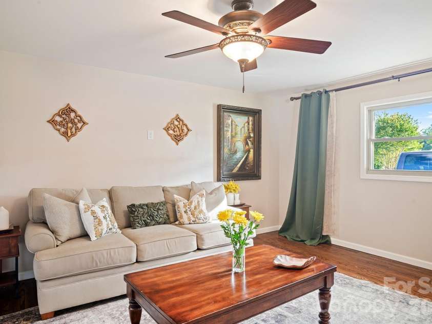98 Pinecrest Lane, Hendersonville, NC 28739.  MLS# CAR4396564, YatesRealty ID 33095. 