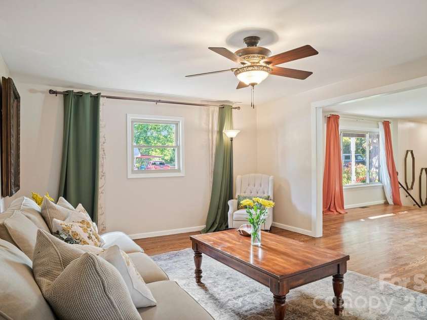 98 Pinecrest Lane, Hendersonville, NC 28739.  MLS# CAR4396564, YatesRealty ID 33095. 