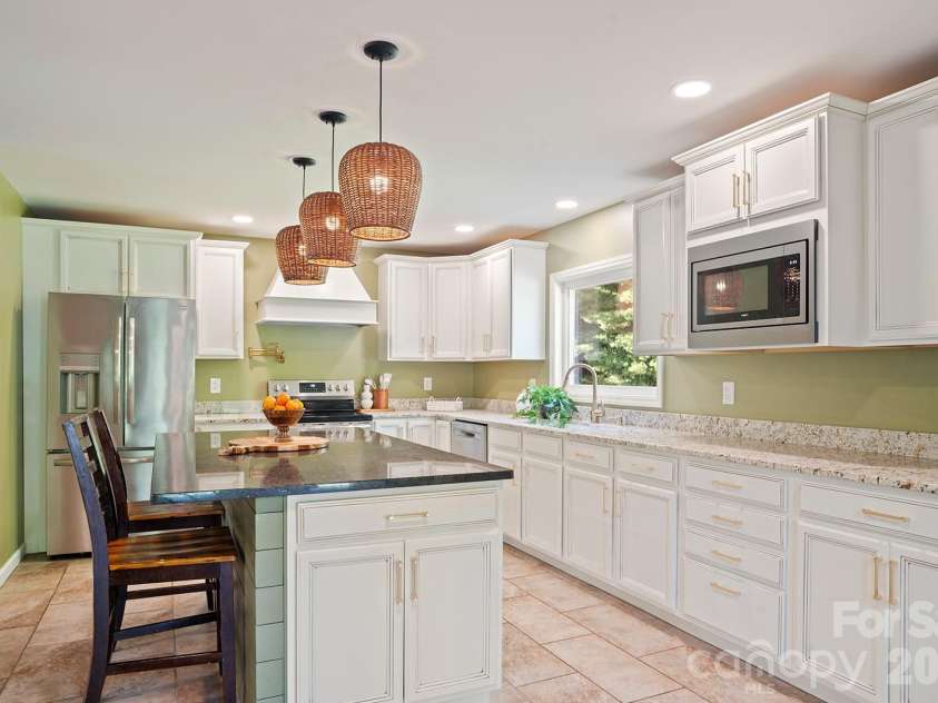 98 Pinecrest Lane, Hendersonville, NC 28739.  MLS# CAR4396564, YatesRealty ID 33095. 