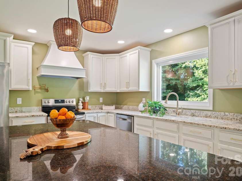 98 Pinecrest Lane, Hendersonville, NC 28739.  MLS# CAR4396564, YatesRealty ID 33095. 