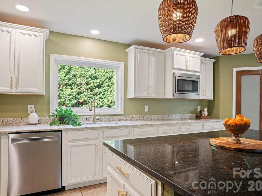 98 Pinecrest Lane, Hendersonville, NC 28739.  MLS# CAR4396564, YatesRealty ID 33095. 