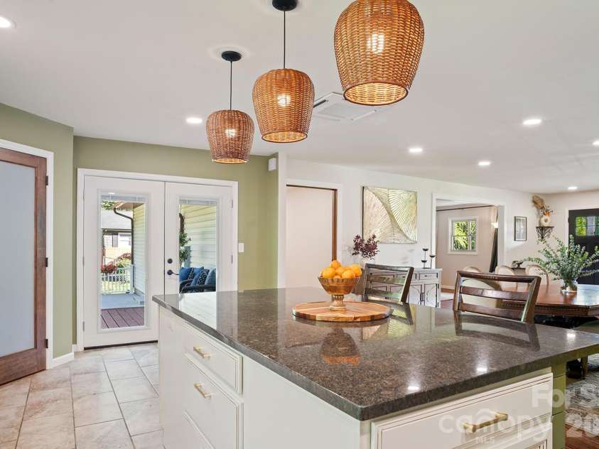98 Pinecrest Lane, Hendersonville, NC 28739.  MLS# CAR4396564, YatesRealty ID 33095. 
