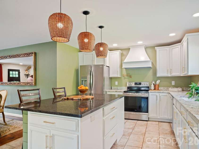 98 Pinecrest Lane, Hendersonville, NC 28739.  MLS# CAR4396564, YatesRealty ID 33095. 