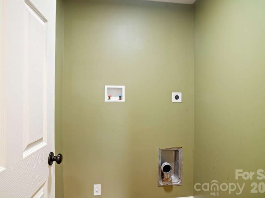 98 Pinecrest Lane, Hendersonville, NC 28739.  MLS# CAR4396564, YatesRealty ID 33095. 