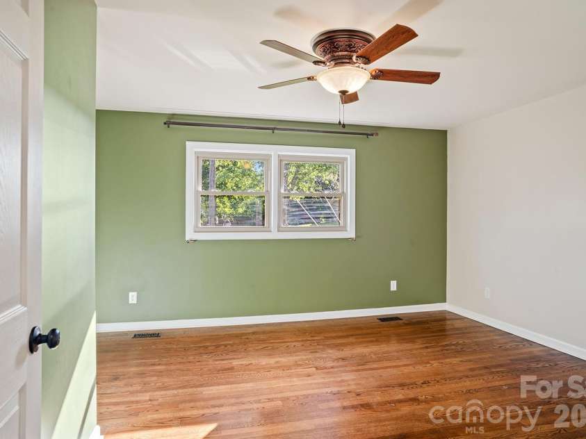 98 Pinecrest Lane, Hendersonville, NC 28739.  MLS# CAR4396564, YatesRealty ID 33095. 