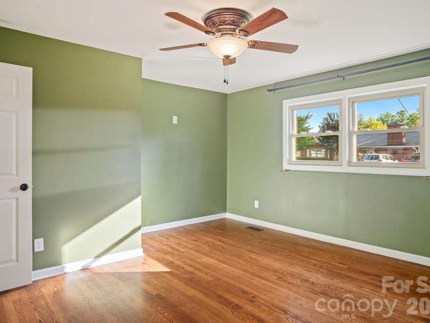 98 Pinecrest Lane, Hendersonville, NC 28739.  MLS# CAR4396564, YatesRealty ID 33095. 