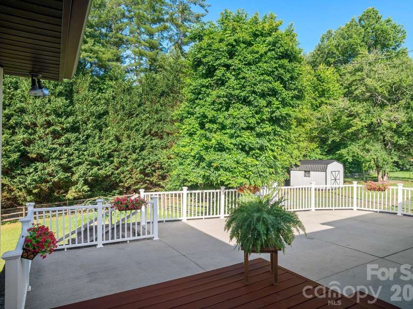 98 Pinecrest Lane, Hendersonville, NC 28739.  MLS# CAR4396564, YatesRealty ID 33095. 