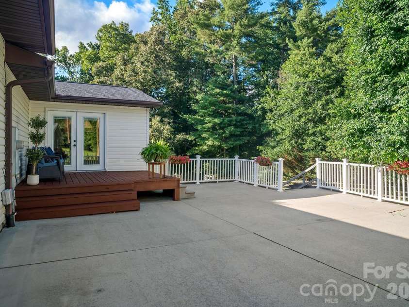 98 Pinecrest Lane, Hendersonville, NC 28739.  MLS# CAR4396564, YatesRealty ID 33095. 