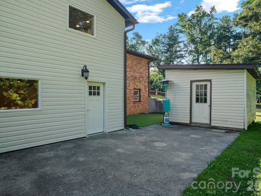 98 Pinecrest Lane, Hendersonville, NC 28739.  MLS# CAR4396564, YatesRealty ID 33095. 