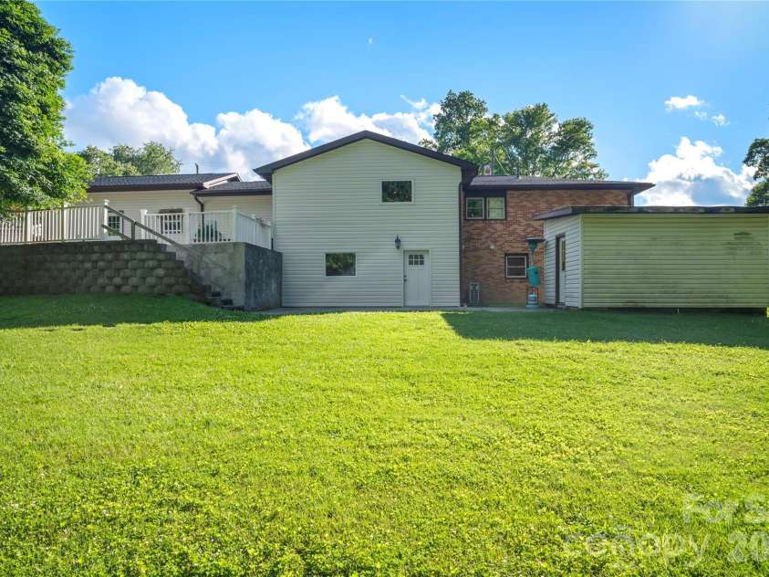 98 Pinecrest Lane, Hendersonville, NC 28739.  MLS# CAR4396564, YatesRealty ID 33095. 