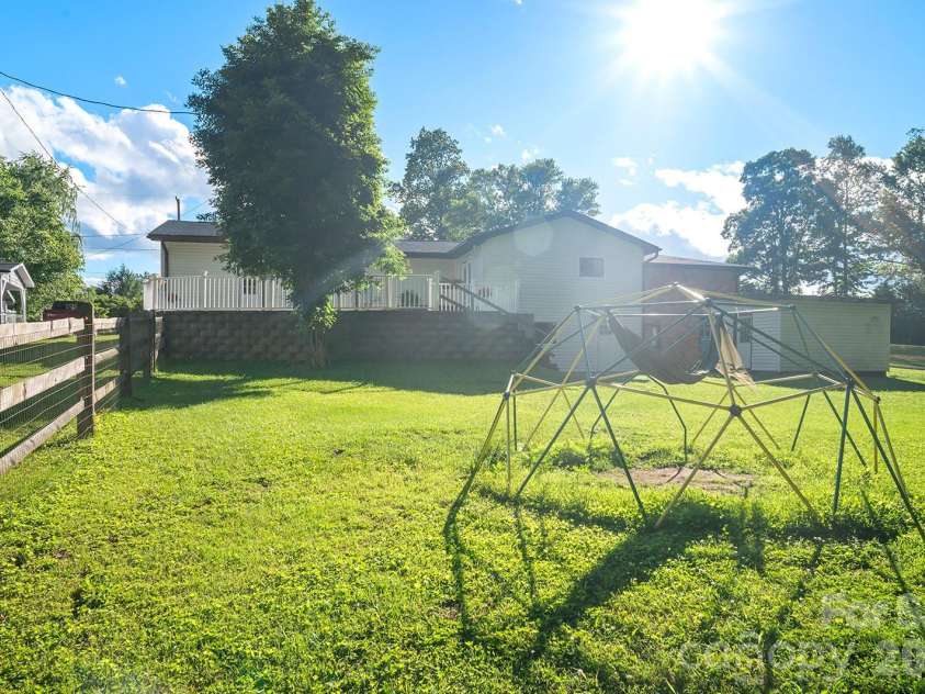 98 Pinecrest Lane, Hendersonville, NC 28739.  MLS# CAR4396564, YatesRealty ID 33095. 