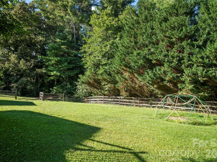 98 Pinecrest Lane, Hendersonville, NC 28739.  MLS# CAR4396564, YatesRealty ID 33095. 