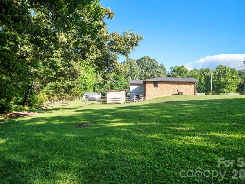 98 Pinecrest Lane, Hendersonville, NC 28739.  MLS# CAR4396564, YatesRealty ID 33095. 