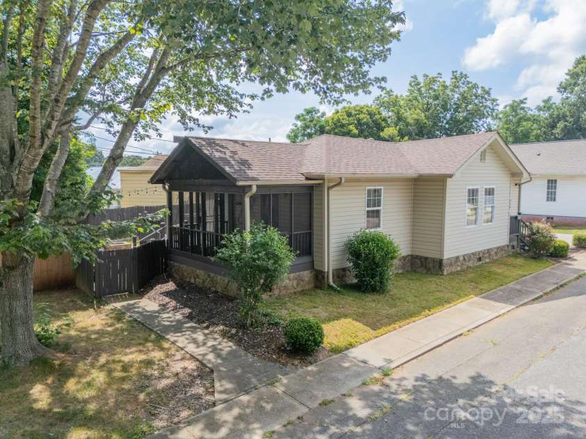 448 17th Street, Cramerton, NC 28032.  MLS# CAR4282724, YatesRealty ID 33096. 