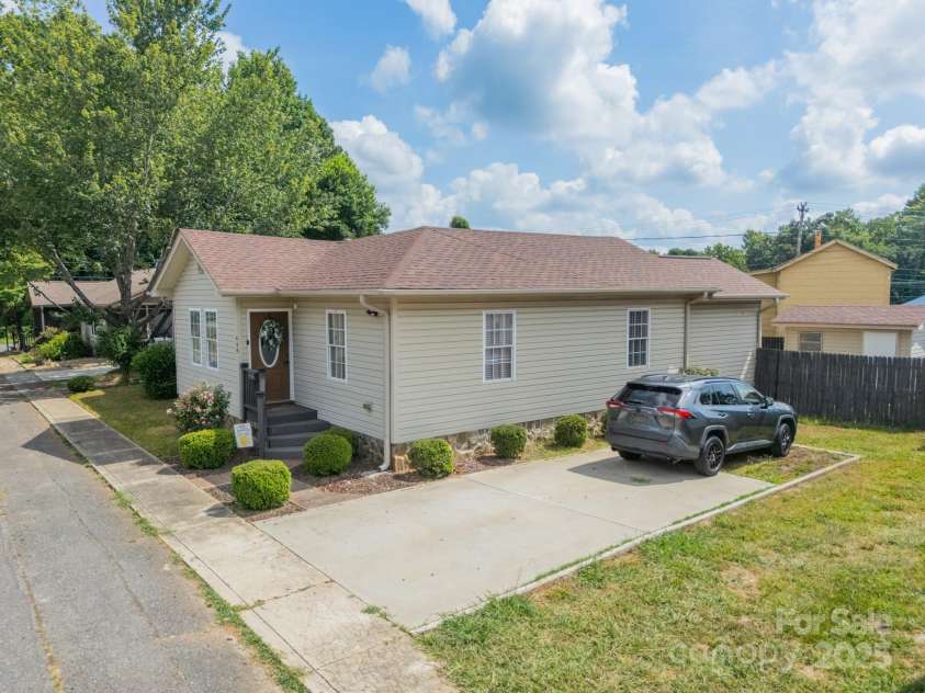 448 17th Street, Cramerton, NC 28032.  MLS# CAR4282724, YatesRealty ID 33096. 