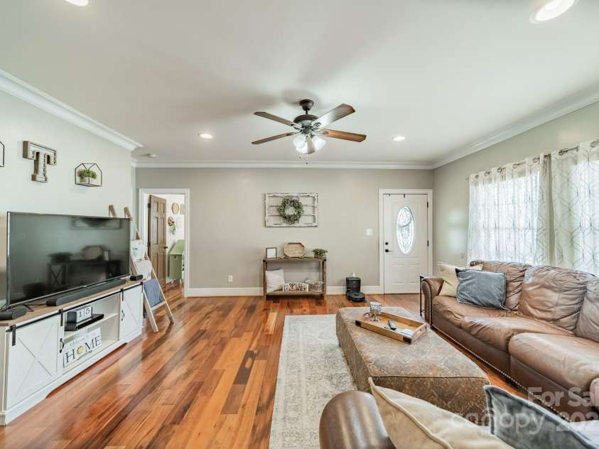 448 17th Street, Cramerton, NC 28032.  MLS# CAR4282724, YatesRealty ID 33096. 