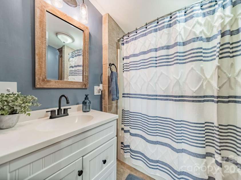 448 17th Street, Cramerton, NC 28032.  MLS# CAR4282724, YatesRealty ID 33096. 