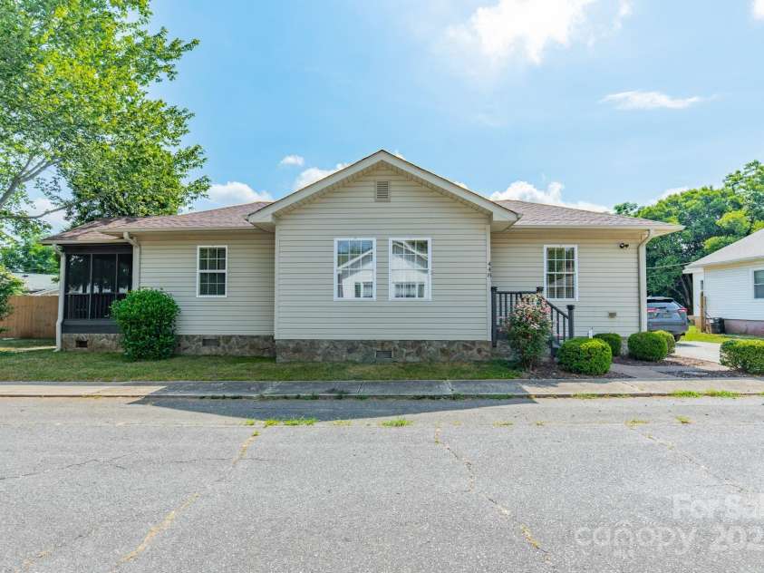 448 17th Street, Cramerton, NC 28032.  MLS# CAR4282724, YatesRealty ID 33096. 