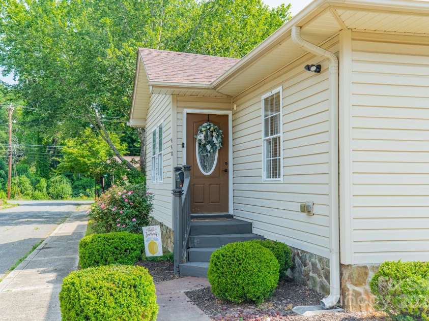 448 17th Street, Cramerton, NC 28032.  MLS# CAR4282724, YatesRealty ID 33096. 