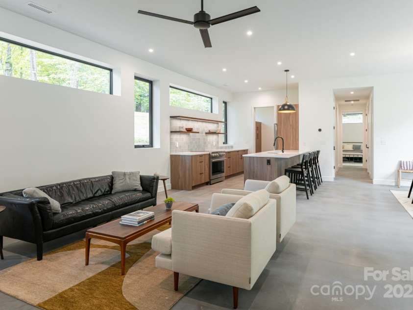 129 English Drive, Candler, NC 28715.  MLS# CAR4255359, YatesRealty ID 33098. Modern Motif of Windows