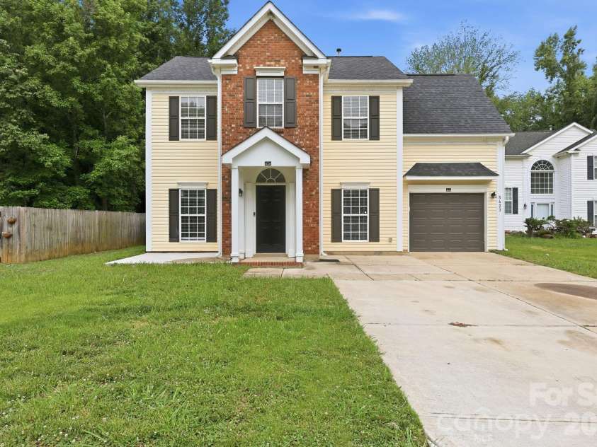 5423 Starflower Drive, Charlotte, NC 28215.  MLS# CAR4394296, YatesRealty ID 33100. 