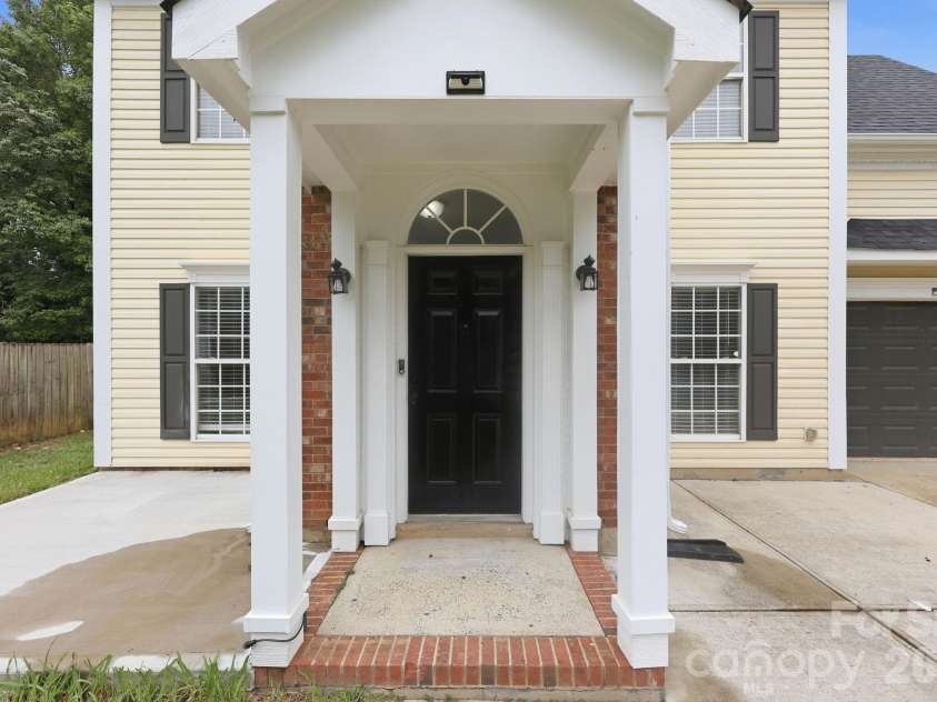 5423 Starflower Drive, Charlotte, NC 28215.  MLS# CAR4394296, YatesRealty ID 33100. 