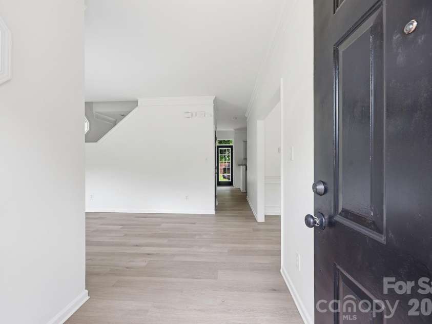 5423 Starflower Drive, Charlotte, NC 28215.  MLS# CAR4394296, YatesRealty ID 33100. 