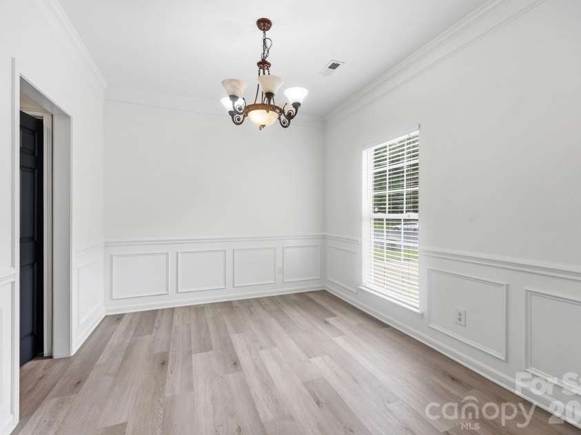 5423 Starflower Drive, Charlotte, NC 28215.  MLS# CAR4394296, YatesRealty ID 33100. 