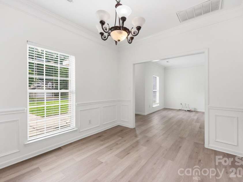 5423 Starflower Drive, Charlotte, NC 28215.  MLS# CAR4394296, YatesRealty ID 33100. 