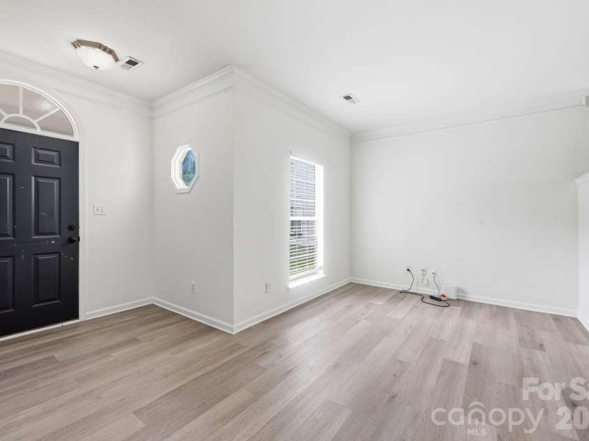 5423 Starflower Drive, Charlotte, NC 28215.  MLS# CAR4394296, YatesRealty ID 33100. 