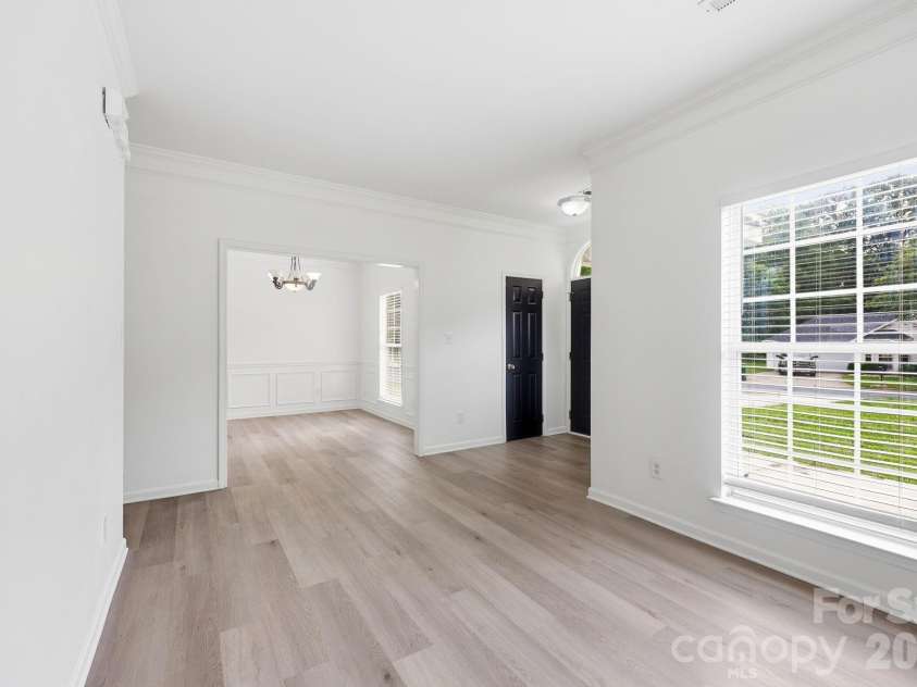 5423 Starflower Drive, Charlotte, NC 28215.  MLS# CAR4394296, YatesRealty ID 33100. 
