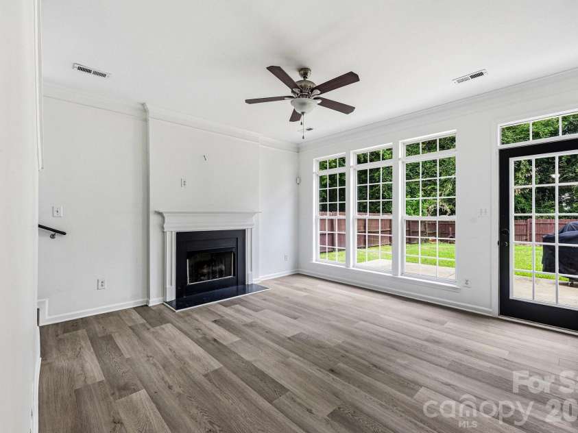 5423 Starflower Drive, Charlotte, NC 28215.  MLS# CAR4394296, YatesRealty ID 33100. 