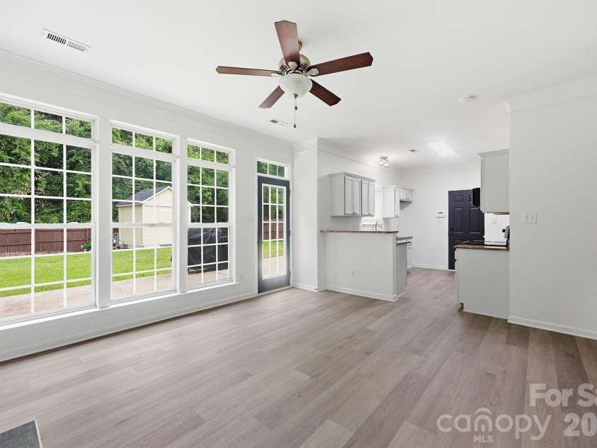 5423 Starflower Drive, Charlotte, NC 28215.  MLS# CAR4394296, YatesRealty ID 33100. 
