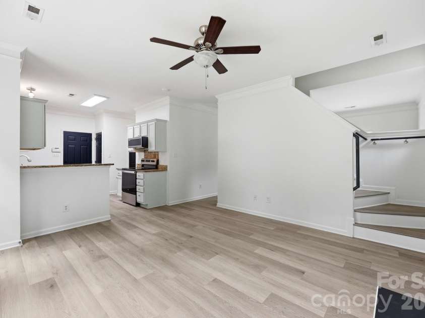 5423 Starflower Drive, Charlotte, NC 28215.  MLS# CAR4394296, YatesRealty ID 33100. 