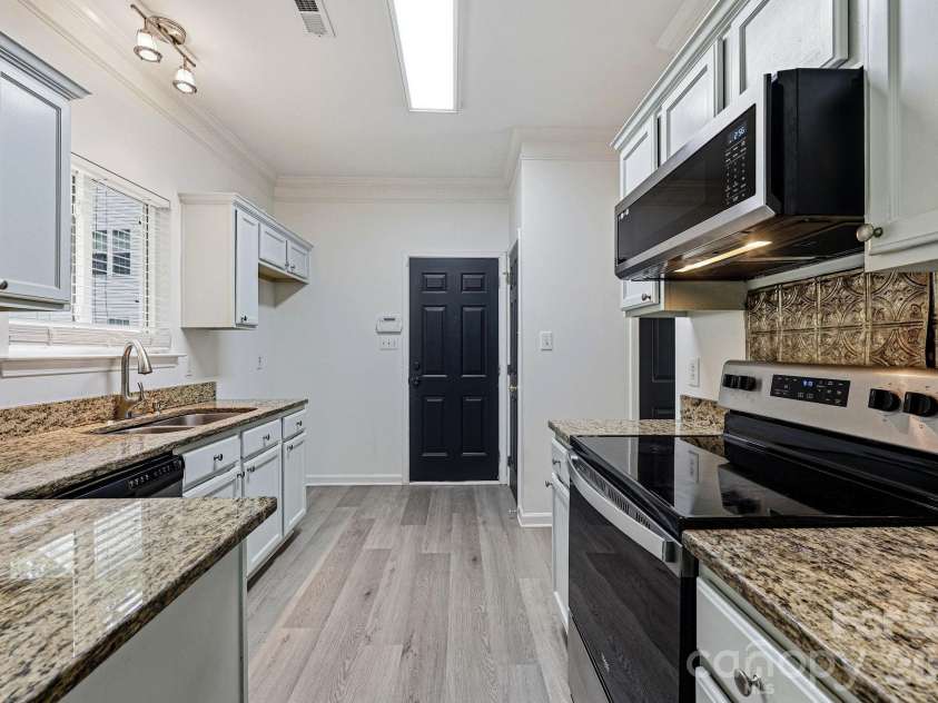 5423 Starflower Drive, Charlotte, NC 28215.  MLS# CAR4394296, YatesRealty ID 33100. 