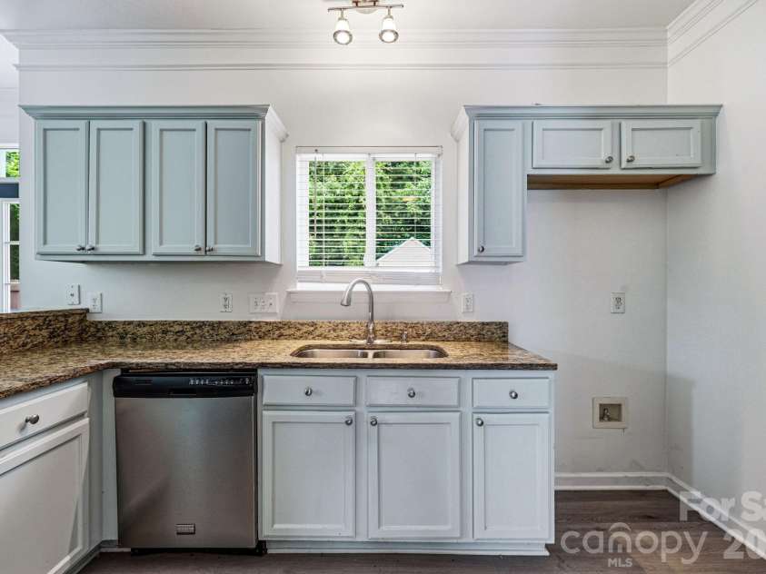 5423 Starflower Drive, Charlotte, NC 28215.  MLS# CAR4394296, YatesRealty ID 33100. 