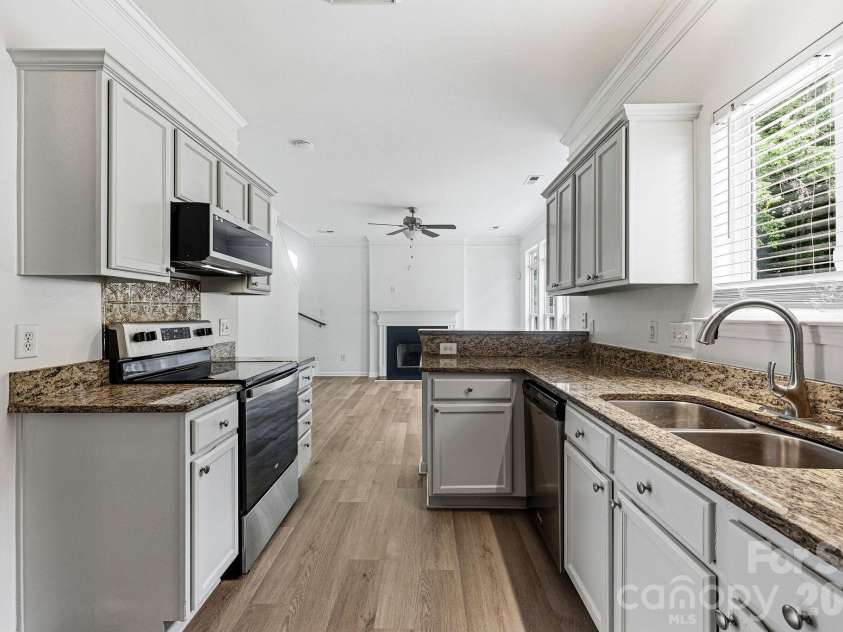 5423 Starflower Drive, Charlotte, NC 28215.  MLS# CAR4394296, YatesRealty ID 33100. 