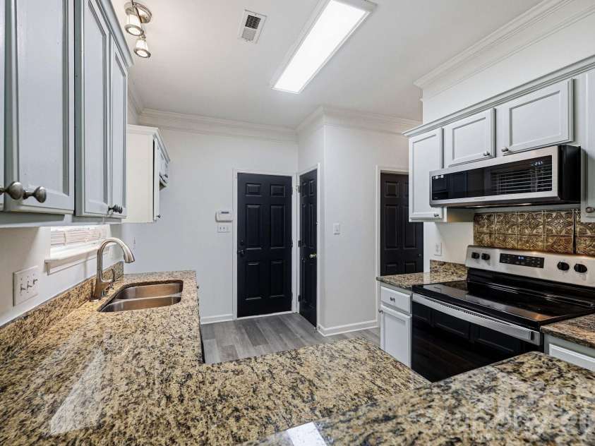 5423 Starflower Drive, Charlotte, NC 28215.  MLS# CAR4394296, YatesRealty ID 33100. 