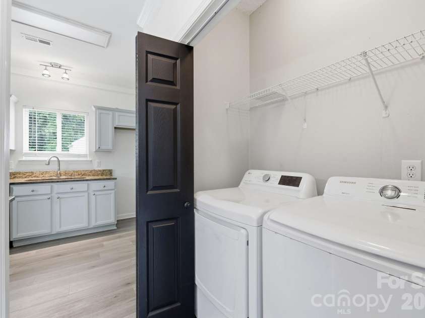 5423 Starflower Drive, Charlotte, NC 28215.  MLS# CAR4394296, YatesRealty ID 33100. 