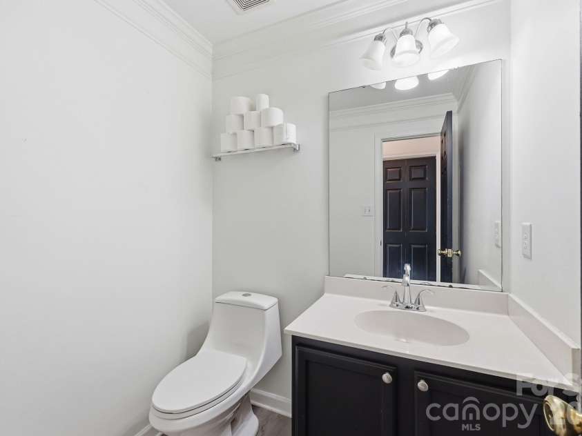5423 Starflower Drive, Charlotte, NC 28215.  MLS# CAR4394296, YatesRealty ID 33100. 