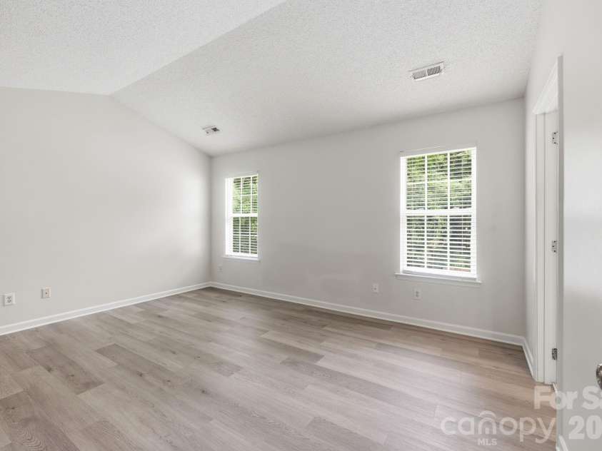 5423 Starflower Drive, Charlotte, NC 28215.  MLS# CAR4394296, YatesRealty ID 33100. 