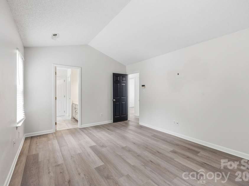 5423 Starflower Drive, Charlotte, NC 28215.  MLS# CAR4394296, YatesRealty ID 33100. 