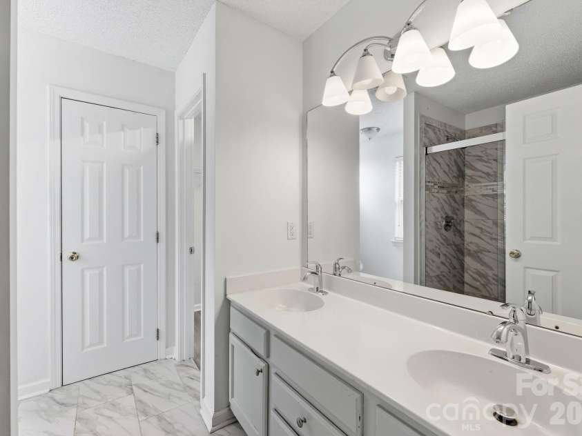 5423 Starflower Drive, Charlotte, NC 28215.  MLS# CAR4394296, YatesRealty ID 33100. 